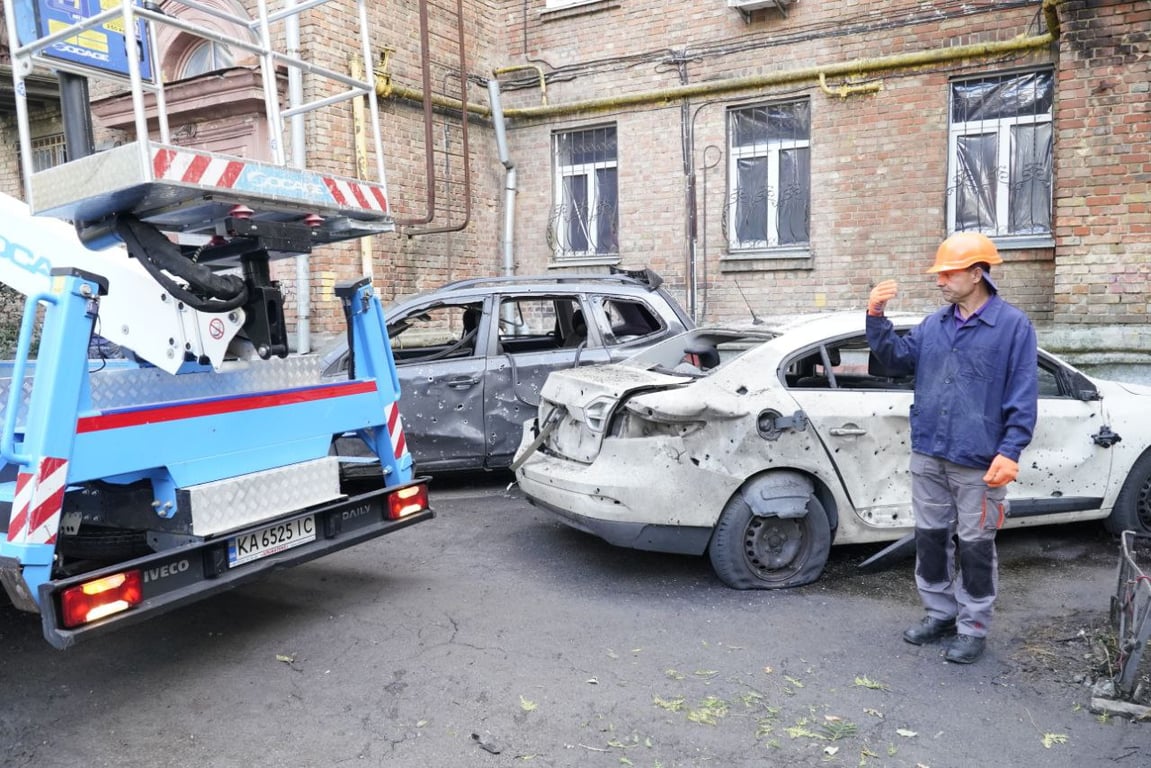 Комунальники на місці падіння уламків, Київ