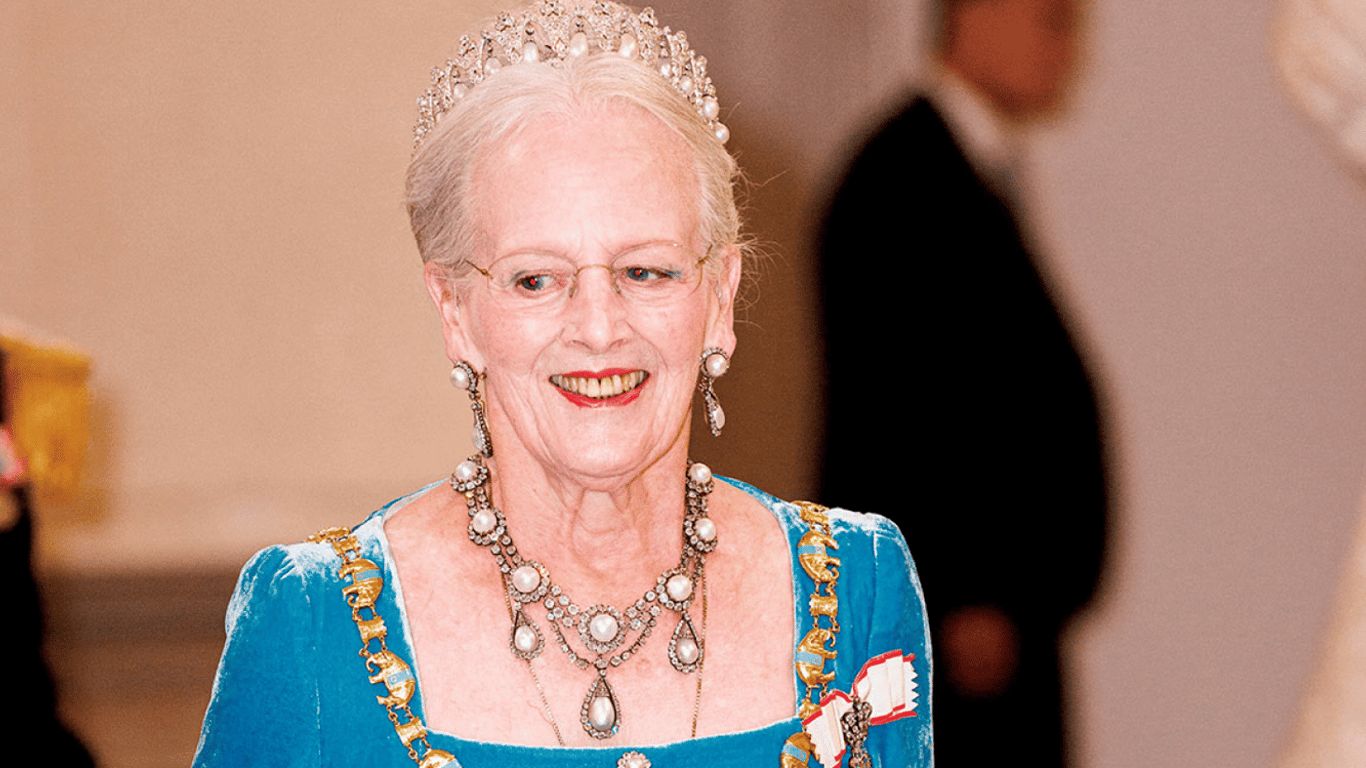 Королева Дании официально отреклась от престола