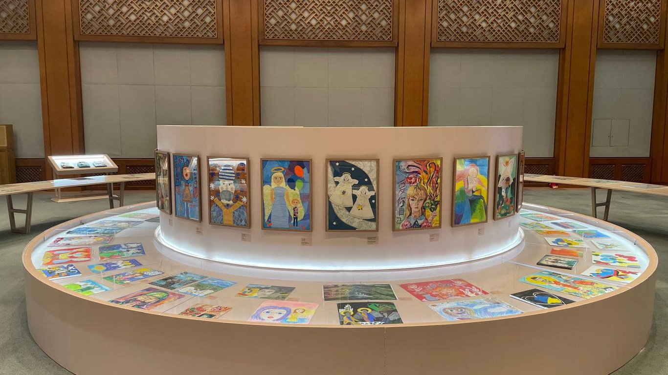 Надежда во время войны — в Сеуле открыли выставку рисунков украинских детей