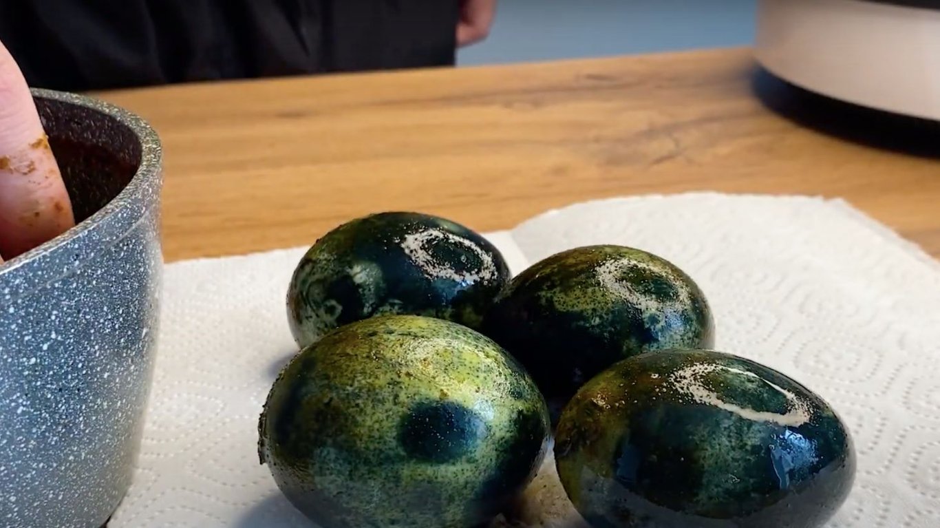 як пофарбувати яйця куркумою та каркаде на Великдень