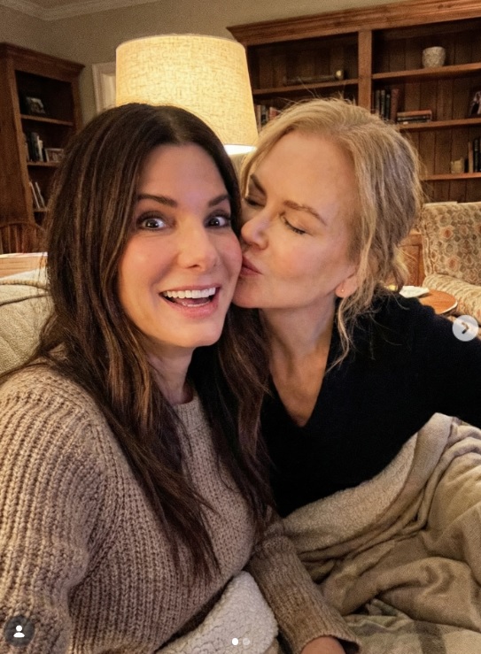 Нейтральна вітальня Сандри Буллок “ожила” завдяки одній деталі (фото) - фото 2