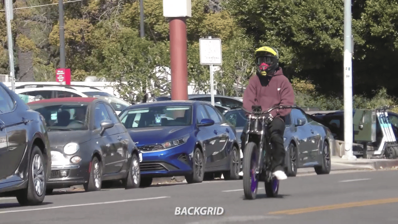 Сын Анджелины Джоли попал в ДТП - фото