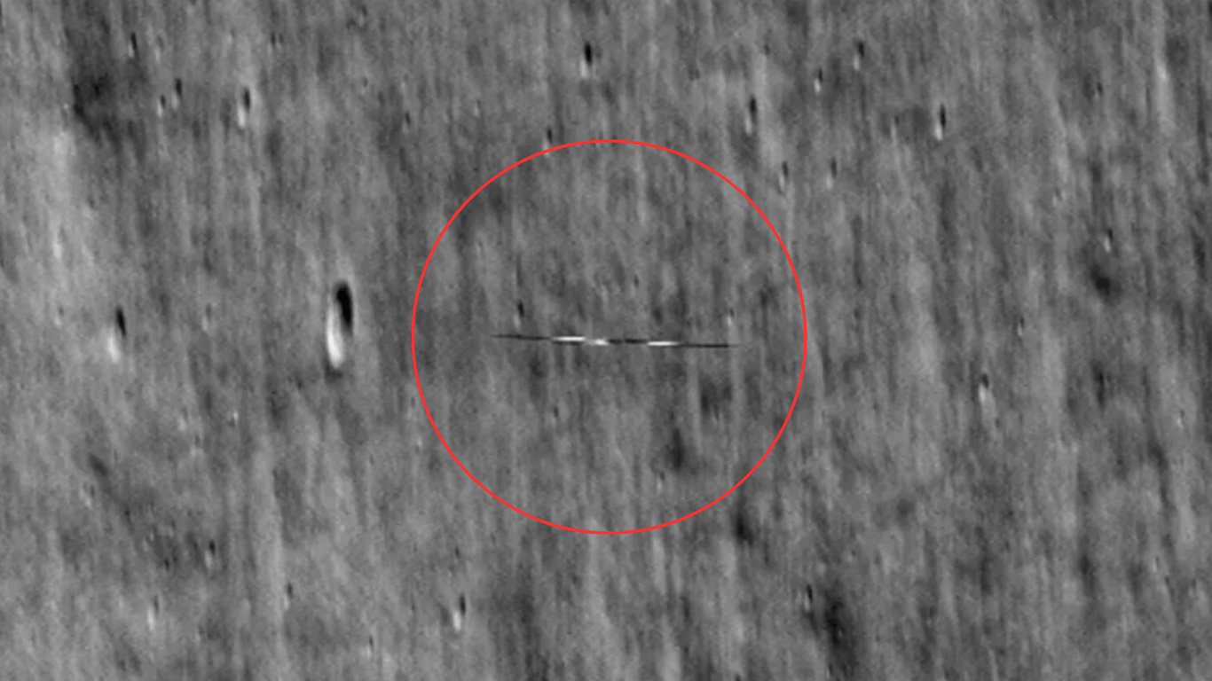 Вокруг Луны вращается загадочный космический объект — NASA показало фото