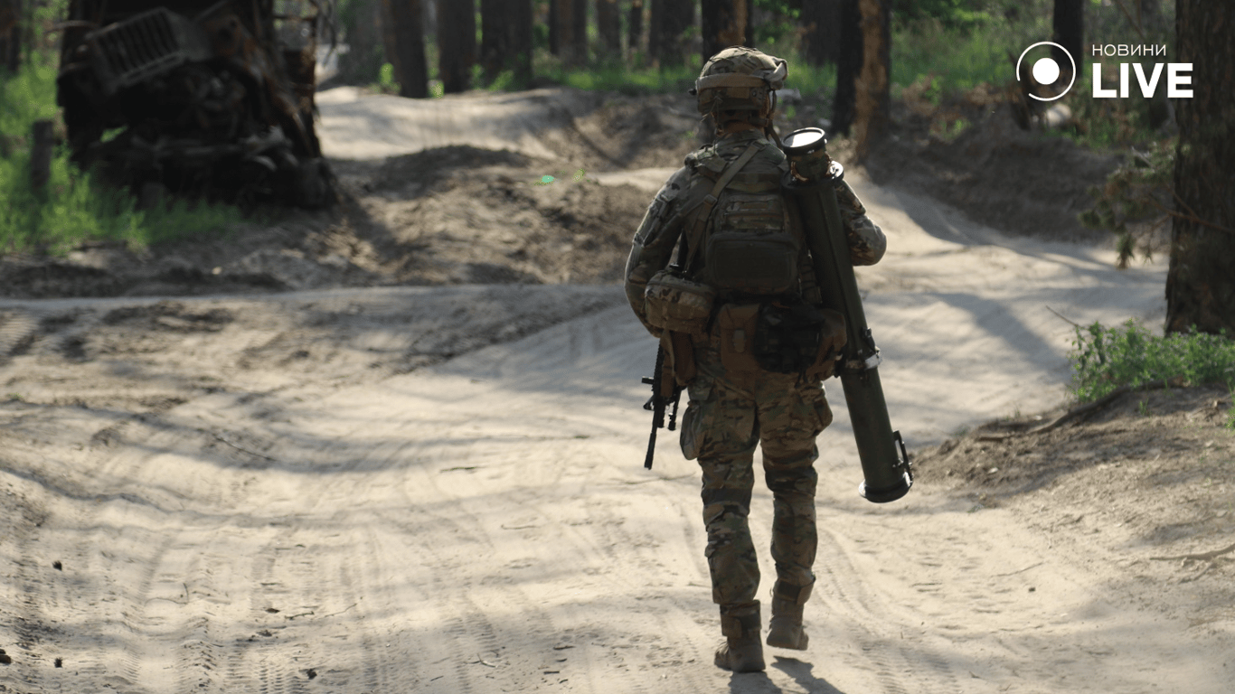 Військовий йде зі зброєю