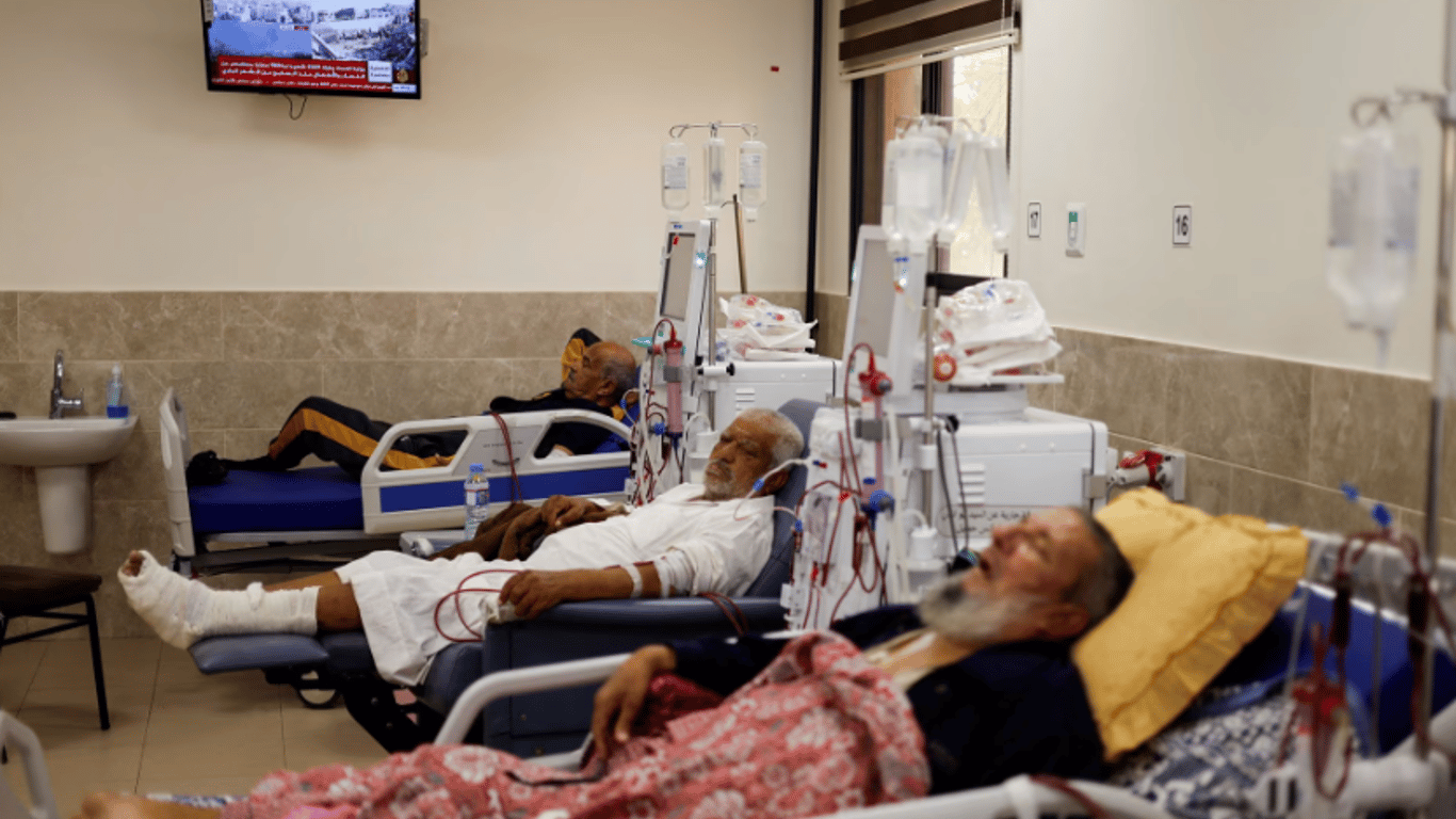 Тысячи пациентов в опасности: в больницах сектора Газа топлива осталось ровно на сутки