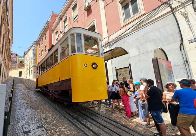 Страшная трагедия в Португалии — фуникулер сошел с рельсов - фото 1