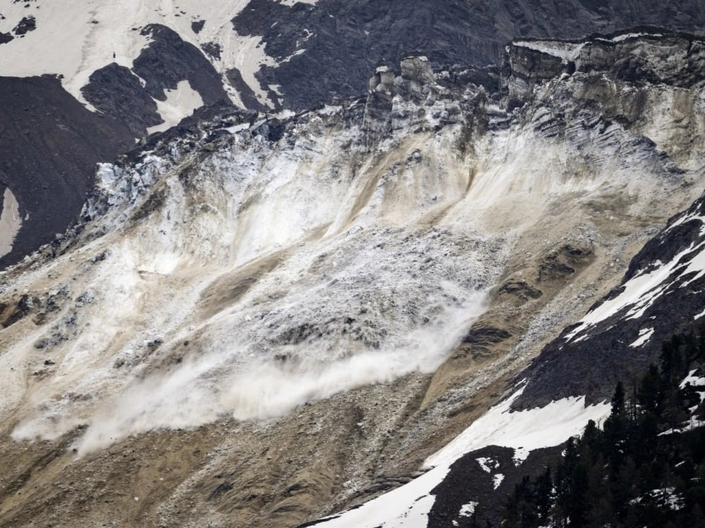 Момент сходження льодовика в Швейцарії