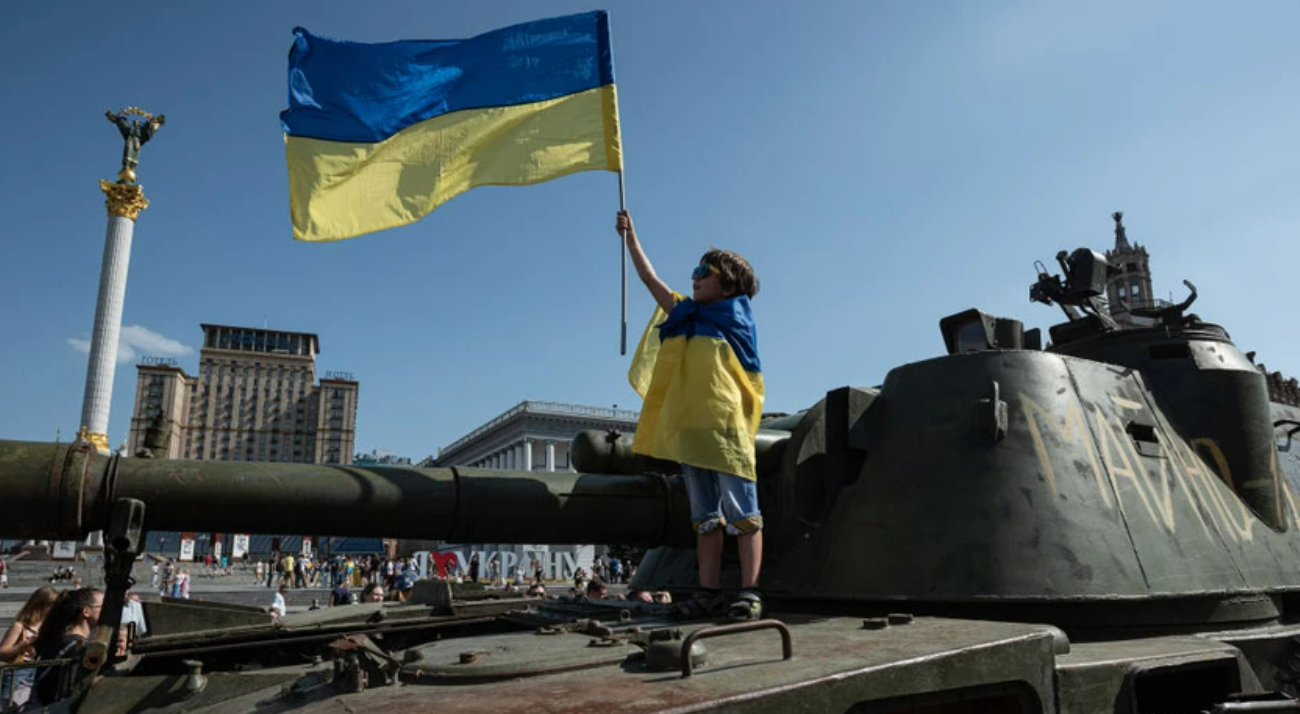 Украинский ребенок, стоящий на уничтоженной российской технике