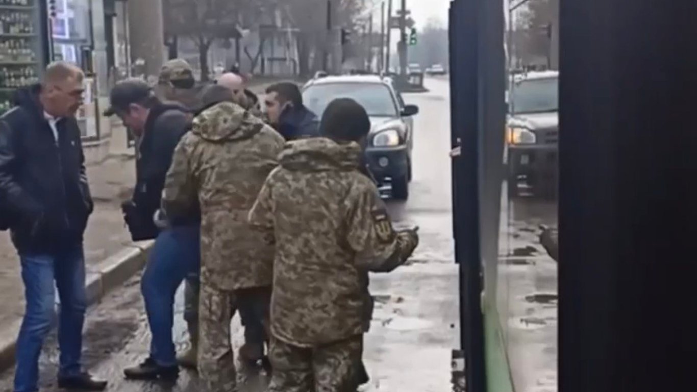 В Харькове представители ТЦК силой извлекали мужчин из общественного транспорта