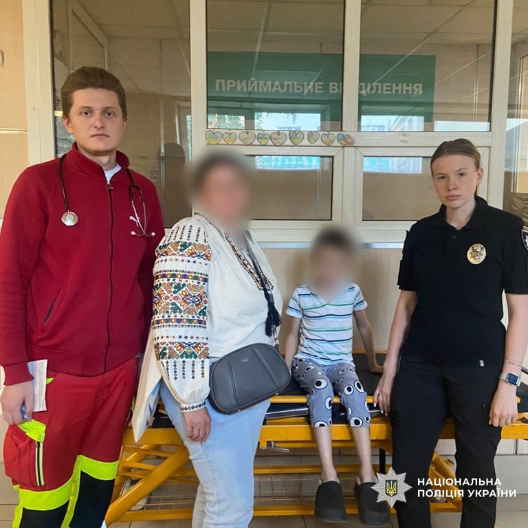 Дитина з представниками соцслужб