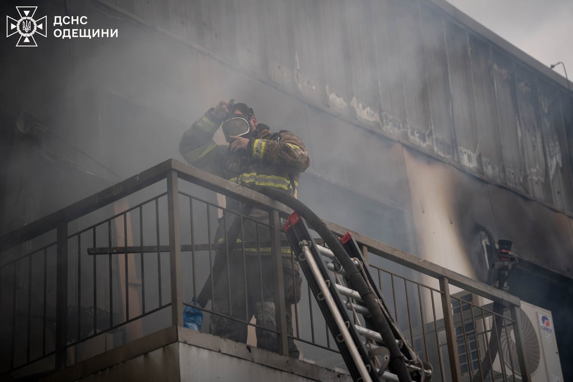 Рятувальник у захисній масці