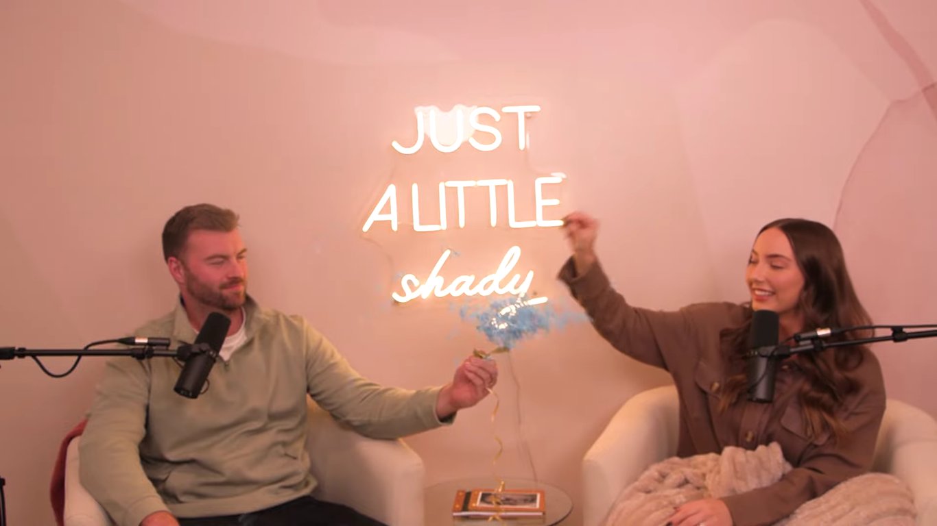 Донька Емінема з чоловіком повідомили стать первістка