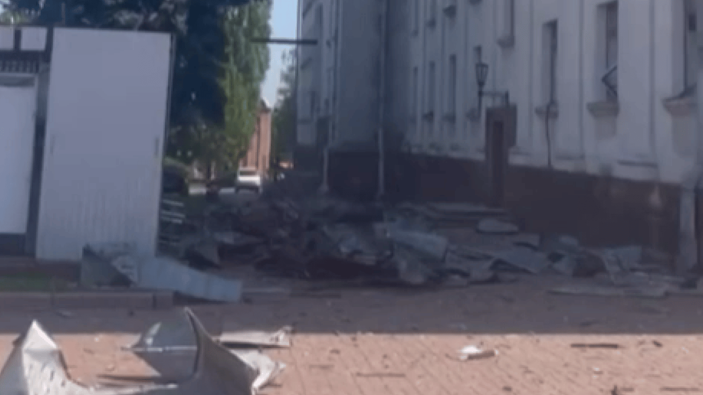 Взрывы в Чернигове: Зеленский показал жуткие кадры с места "прилета"