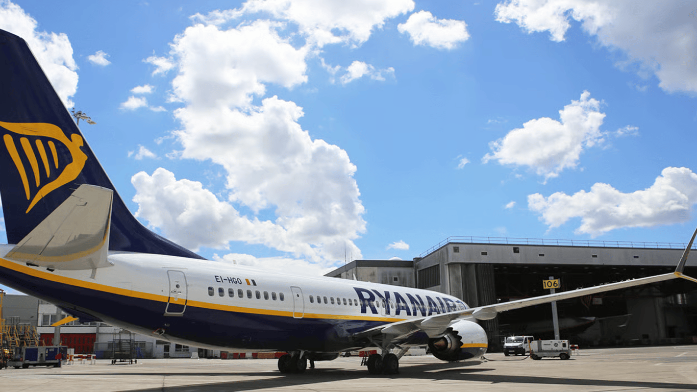 Правила Ryanair у квітні 2026 року: які гаджети можна брати в літак пасажирам
