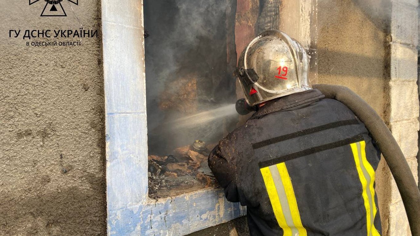 Паління в ліжку ледь не призвело до трагедії: на Одещині загорівся будинок