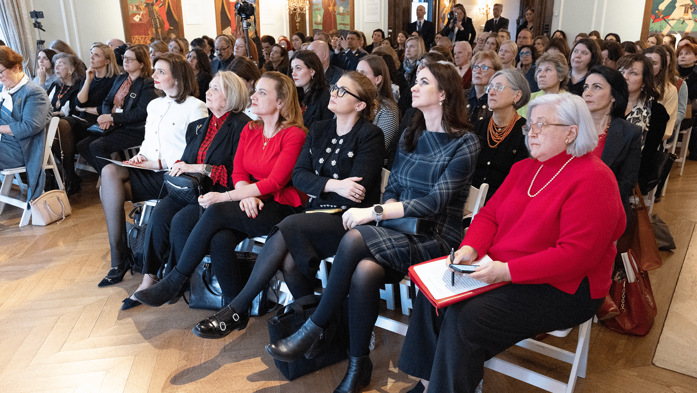 Дискусія щодо насильства під час війни в Нью-Йорку