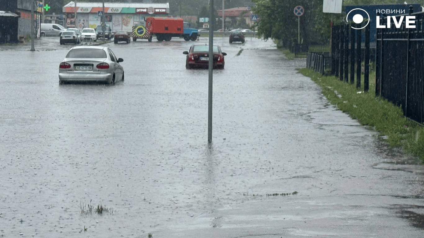 негода у Києві спричинила затоплення вулиць 12 червня