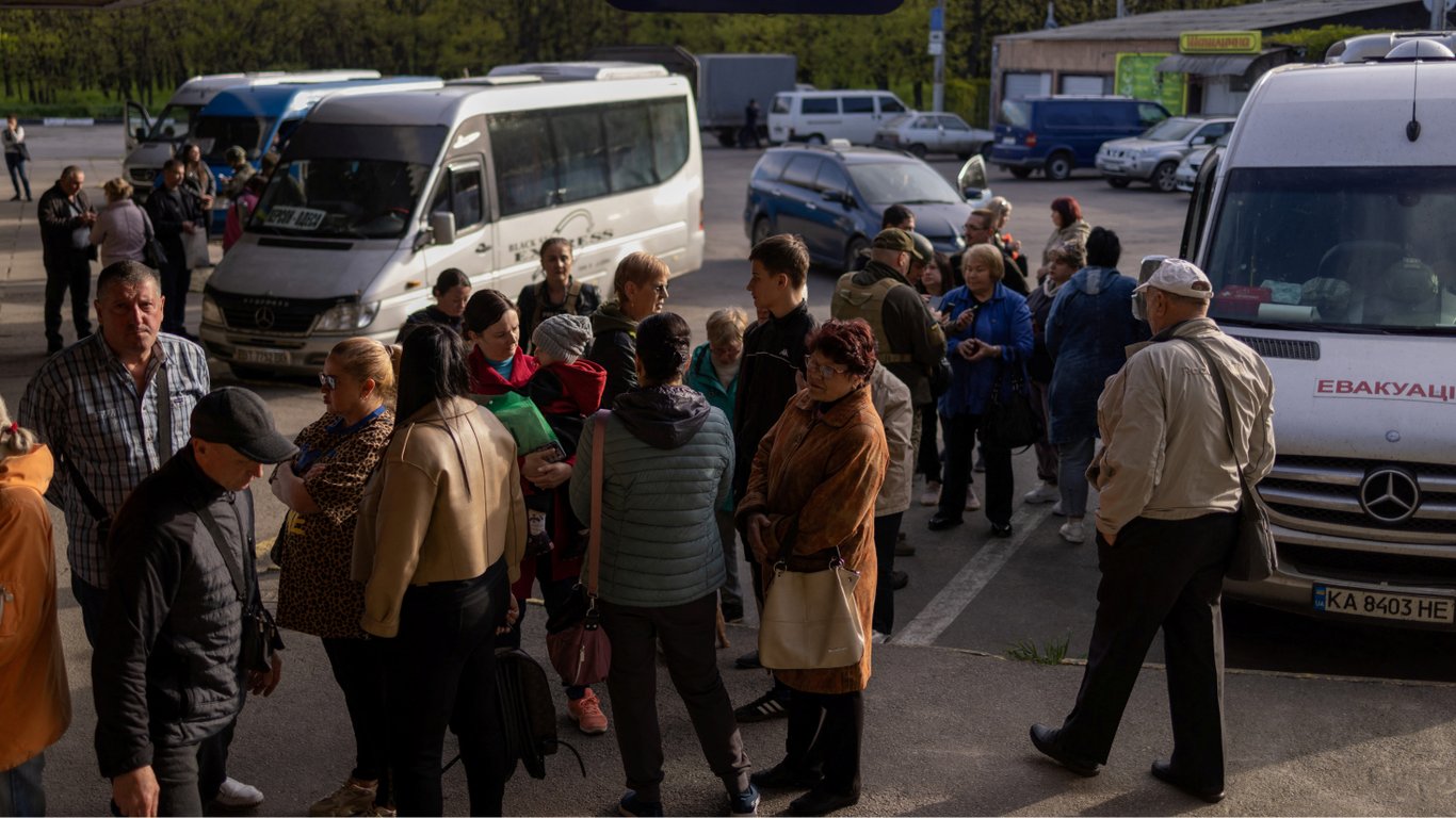 З Херсона евакуюють людей, які постраждали внаслідок російської атаки