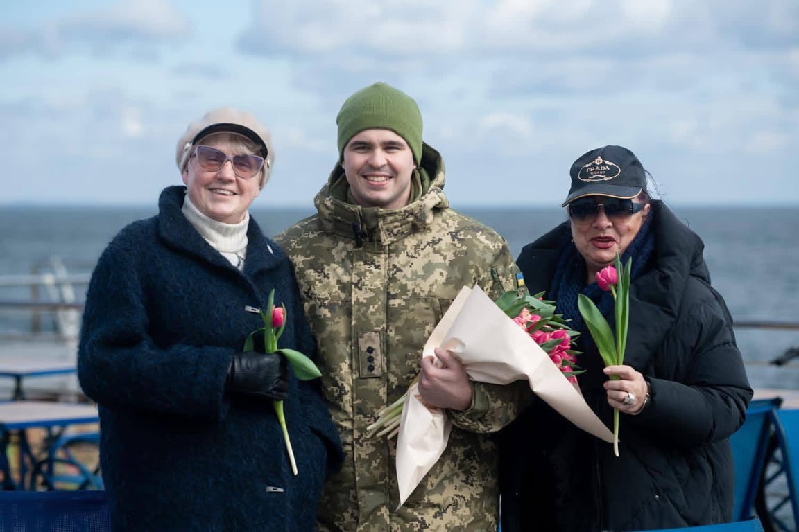 Прикордонник дарує тюльпани одеситці біля моря