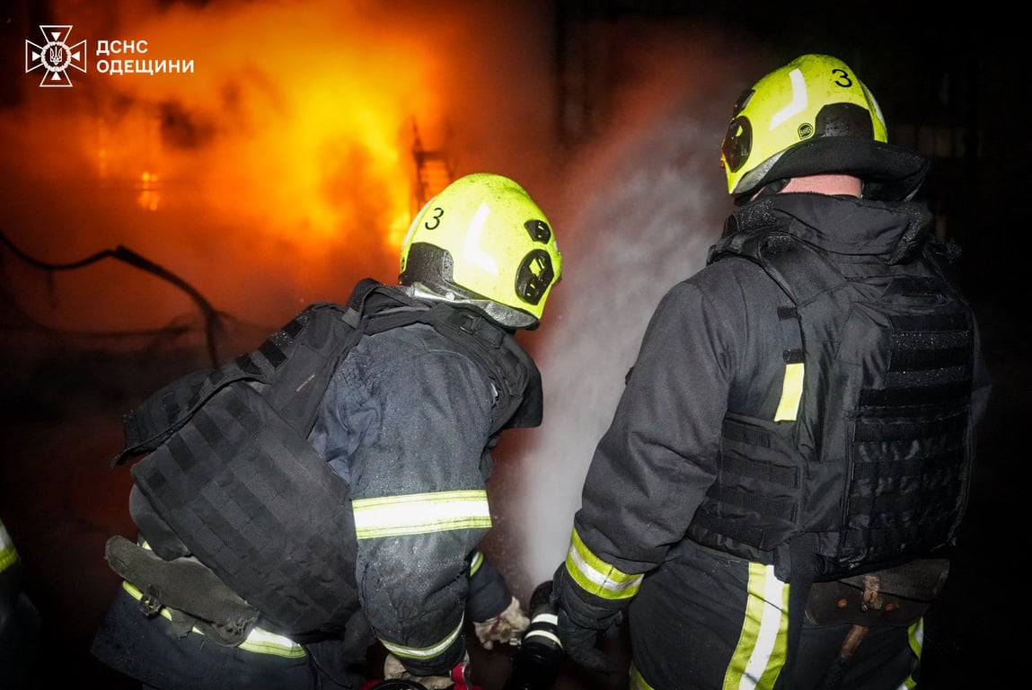Рятувальники працюють на місці пожежі