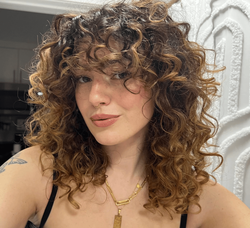 Кучерявий чубчик додає грайливості образу