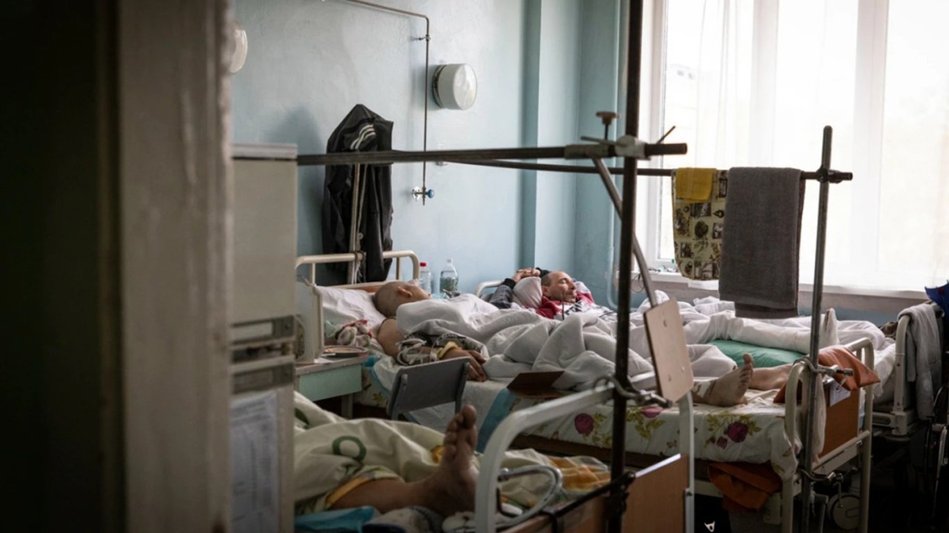 Виганяють всіх хворих геть: на Луганщині окупанти захопили лікарні для власних потреб
