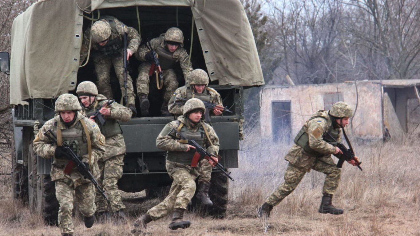 До 300 тисяч гривень: нардеп анонсував підвищення зарплат піхотинцям