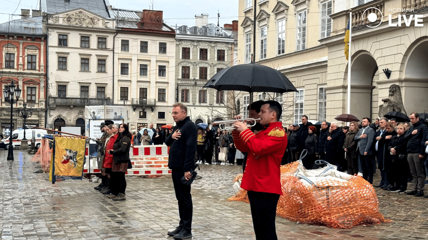 Мэр Львова Андрей Садовый чтит память Юхновского