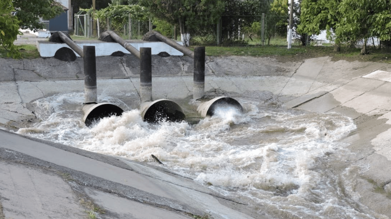 Рівень води став критичним: на Одещині наповнюють водосховище