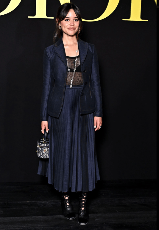 Чоботи у готичному стилі носить Дженна Ортега