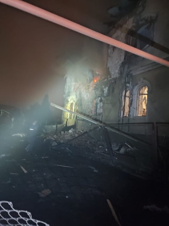 Пошкоджена будівля через обстріл Сумщини 21 січня