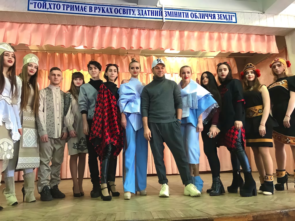 Дизайнер Андре Тан зі студентам Харківського коледжу. Фото: instagram.com/andre_tan_official/