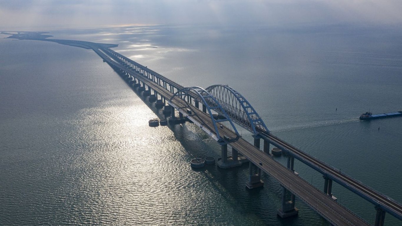Последствия непогоды — шторм повредил оборону Керченского моста