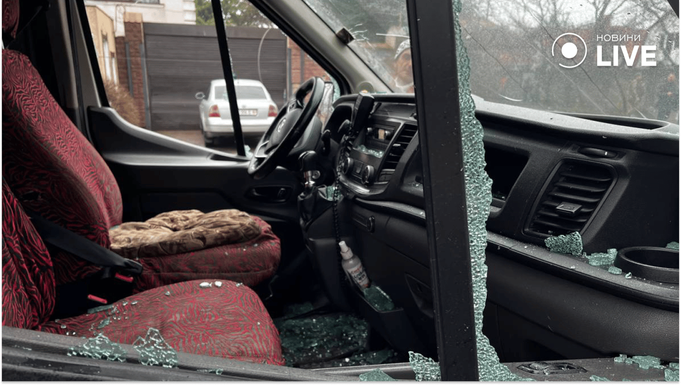 Пошкоджене авто швидкої допомоги. Фото: Новини.LIVE/ Юлія Браславська