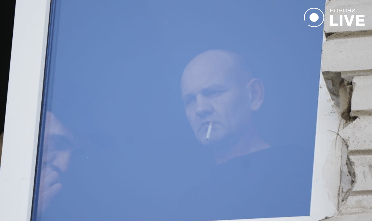 Експолонені намагаються впізнати побратимів на фото