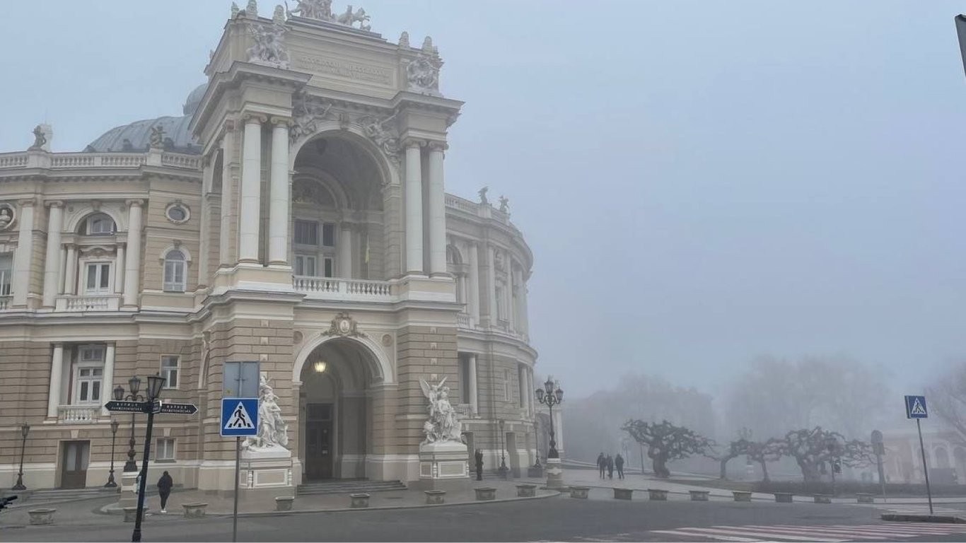 Одесским водителям надо быть осторожными: город накрыл туман