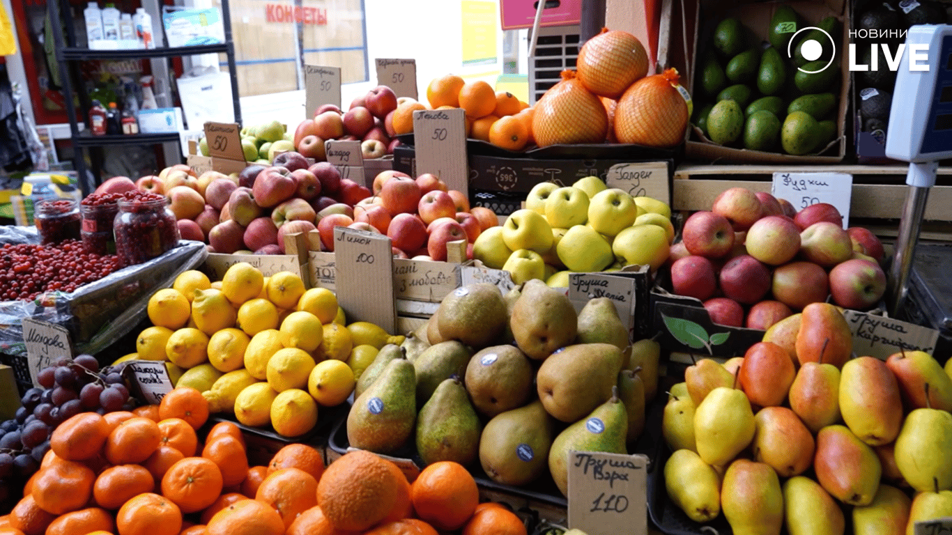 Прилавок фруктів на базарі