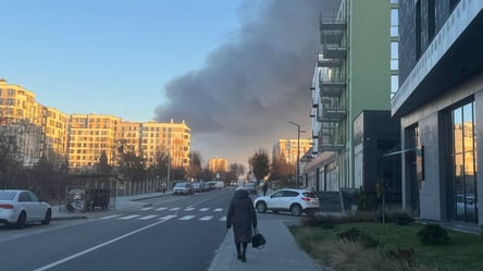 Садовий пояснив, що горить у Львові після атаки — фото диму - 285x160