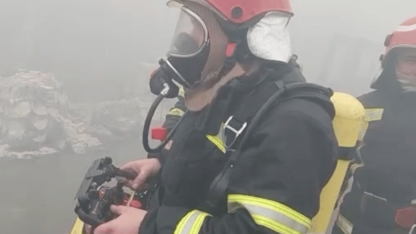 Пожар на Подоле: к тушению огня был привлечен робот