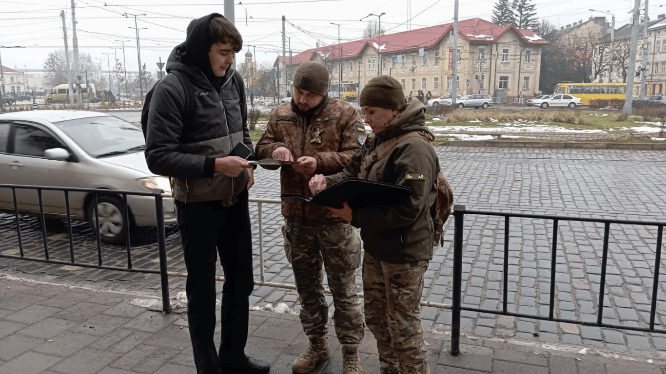 Рейды ТЦК — адвокат рассказала, какая повестка надлежащим образом вручена