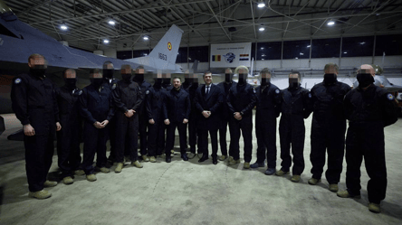 Зеленський відвідав центр з підготовки пілотів F-16 в Румунії - 285x160