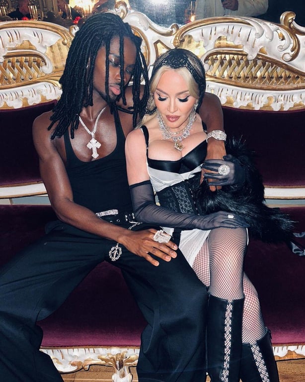 Співачка Мадонна з манекенником