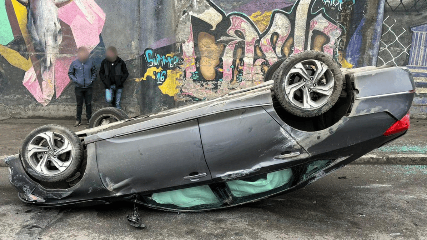 Авто перевернулось на крышу — во Львове произошло ДТП с пострадавшими