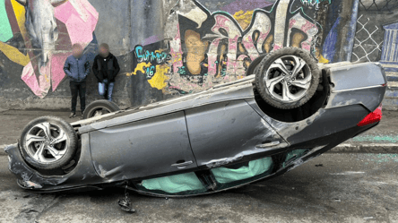 Авто перевернулось на крышу — во Львове произошло ДТП с пострадавшими - 290x160