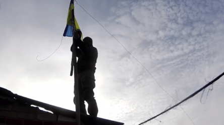 Воїни "Сталевого кордону" підняли синьо-жовтий прапор у селі Тополі на кордоні з РФ - 285x160