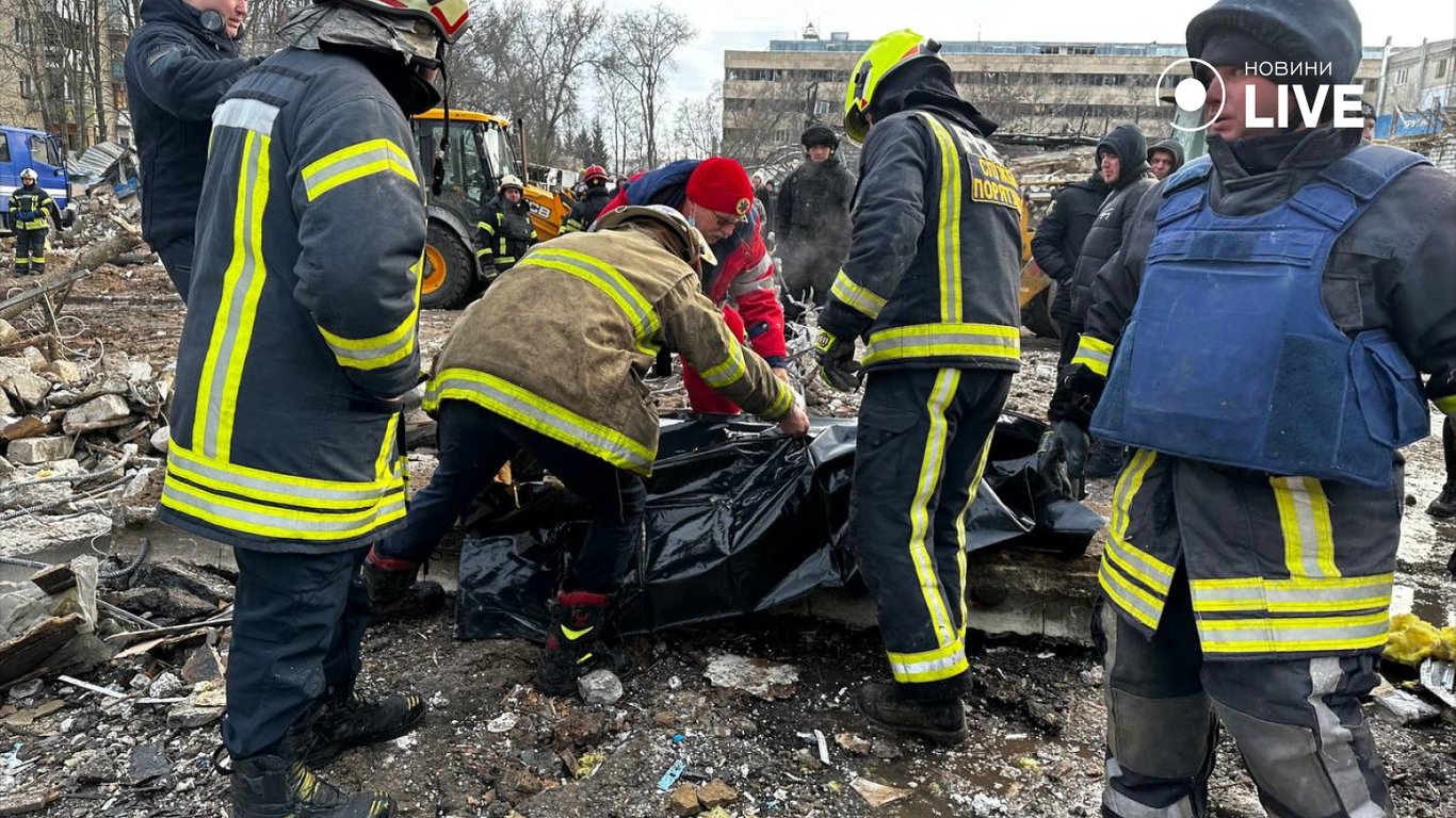 В Харькове спасатели извлекли из-под завалов разрушенного дома тело 21-летней женщины