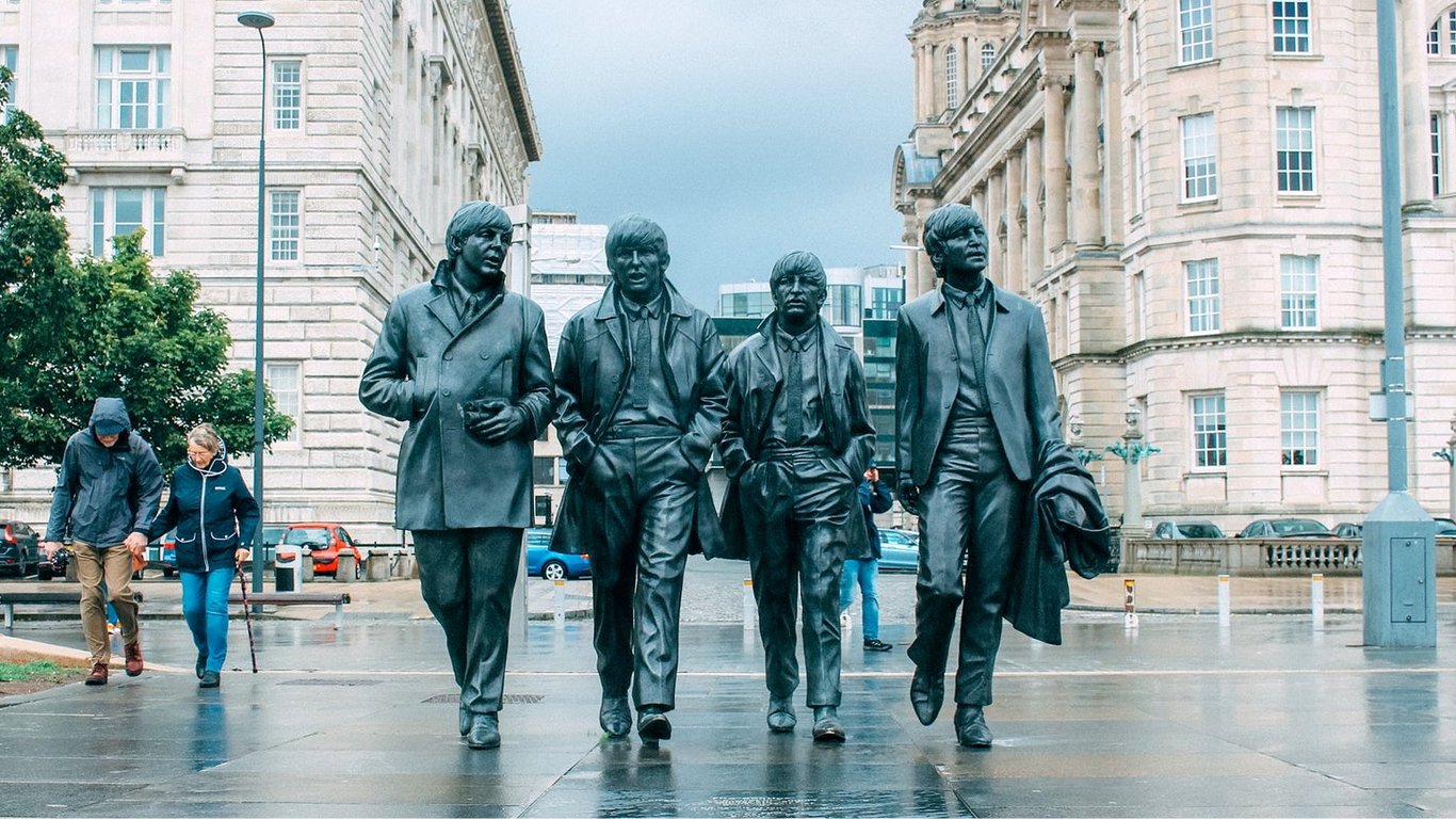 Монумент группы The Beatles одели в вышиванки ради важной съемки: какой именно