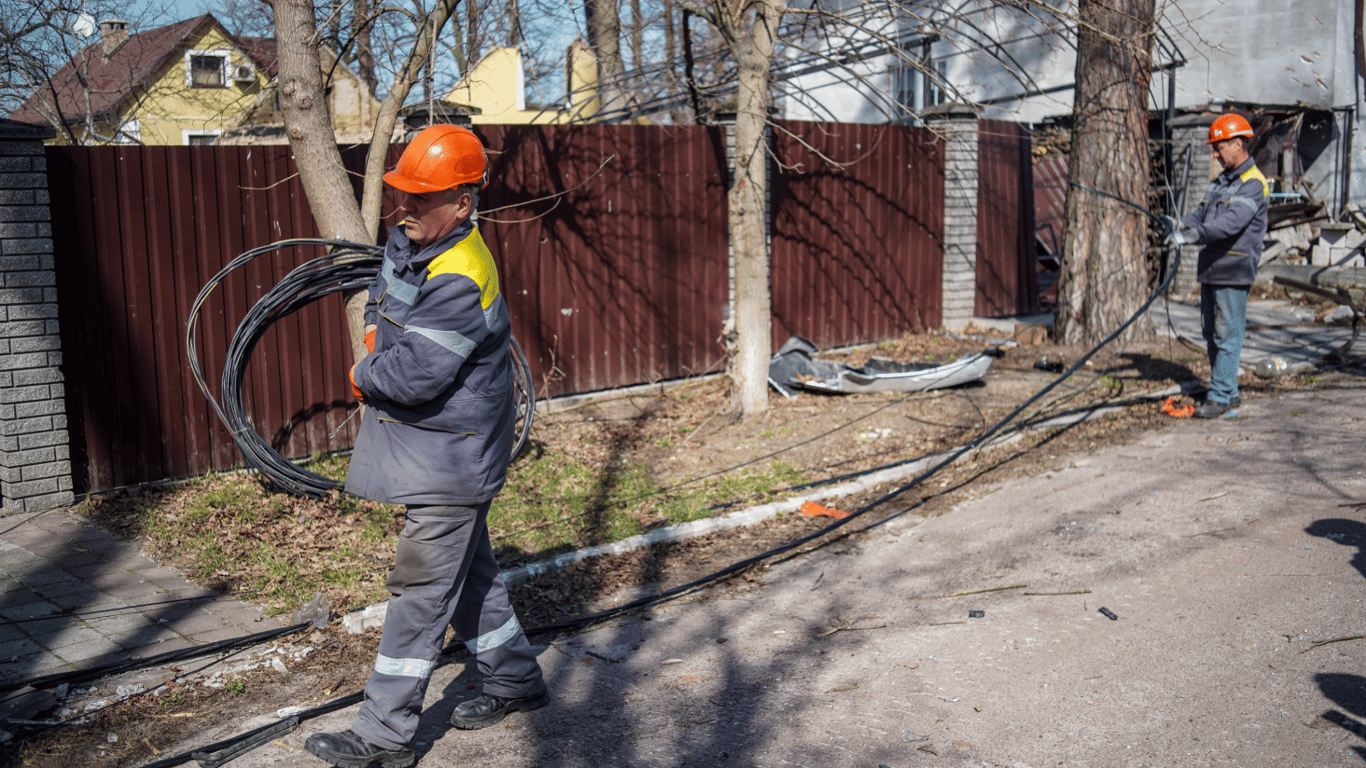Более 100 населенных пунктов без света: последствия непогоды на Киевщине