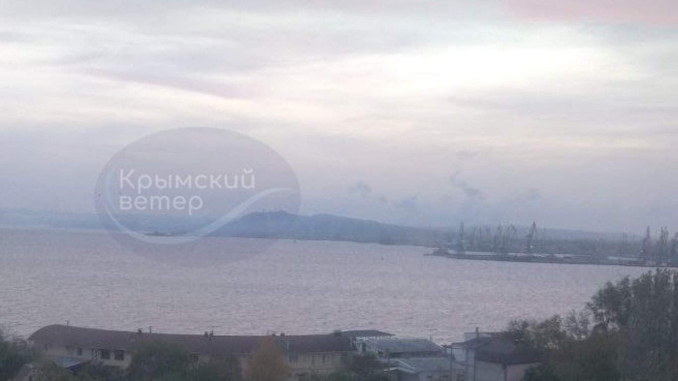 Біля Кримського моста помітили густий дим — є повідомлення про сильні вибухи