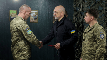 Шмыгаль проверил оборону и обеспечение ВСУ на Херсонщине - 290x166